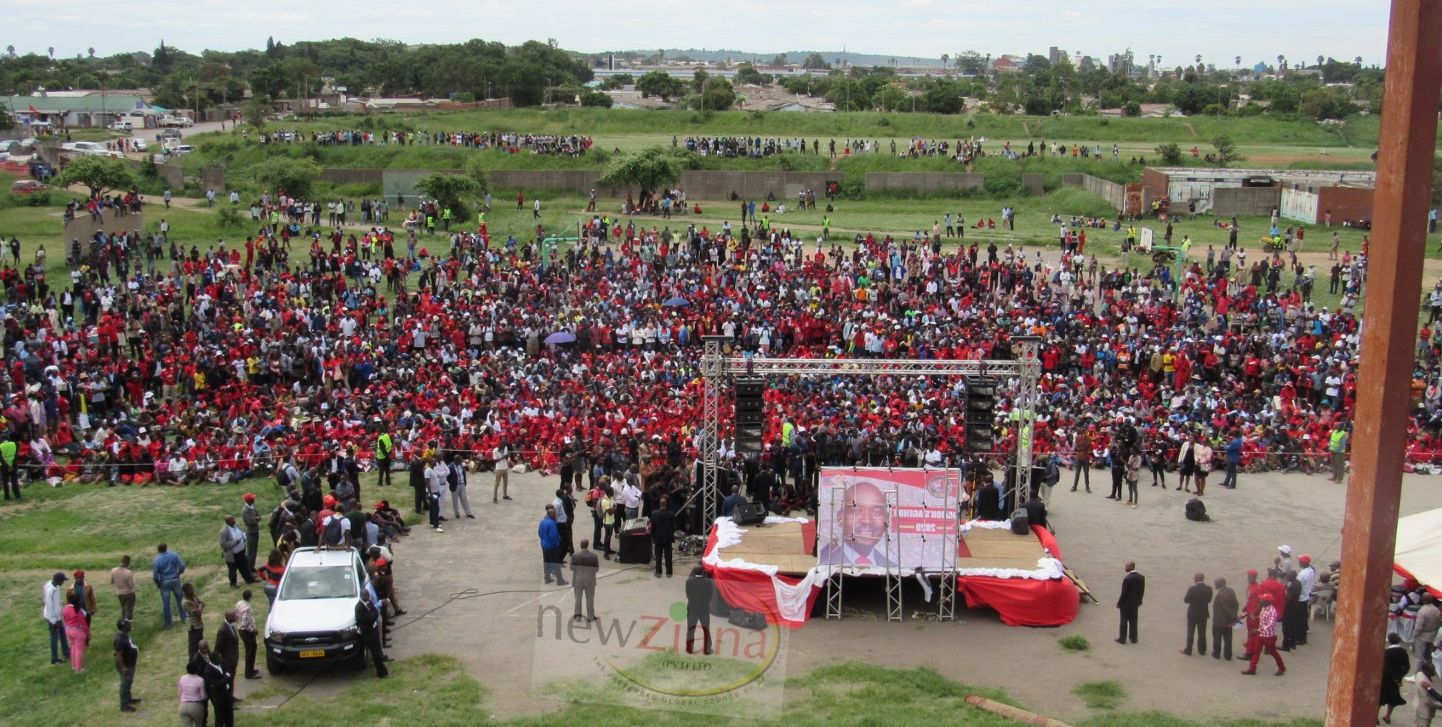 Rowdy MDC supporters besiege court