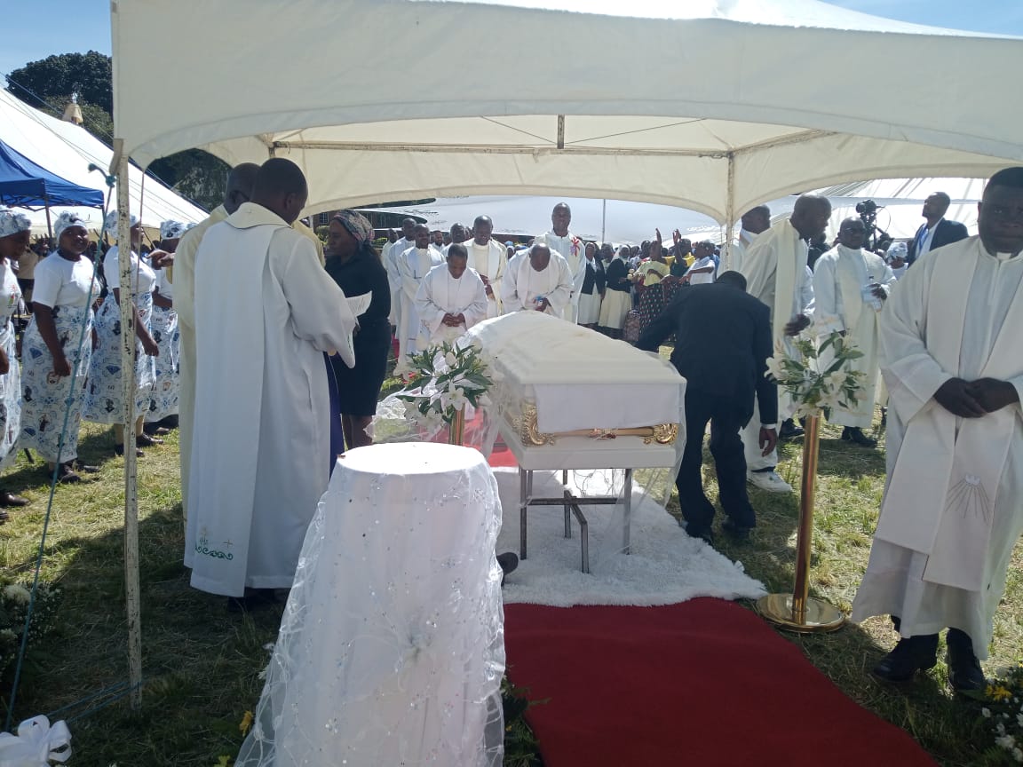 Bishop Muchabaiwa buried